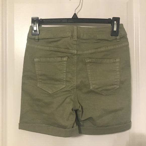 Cute army green (jean like) shorts - Picture 2 of 2
